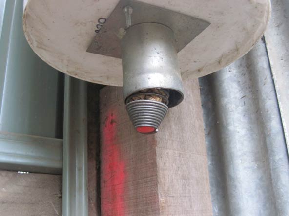 Large photo of the spring Nosloc feeder head.